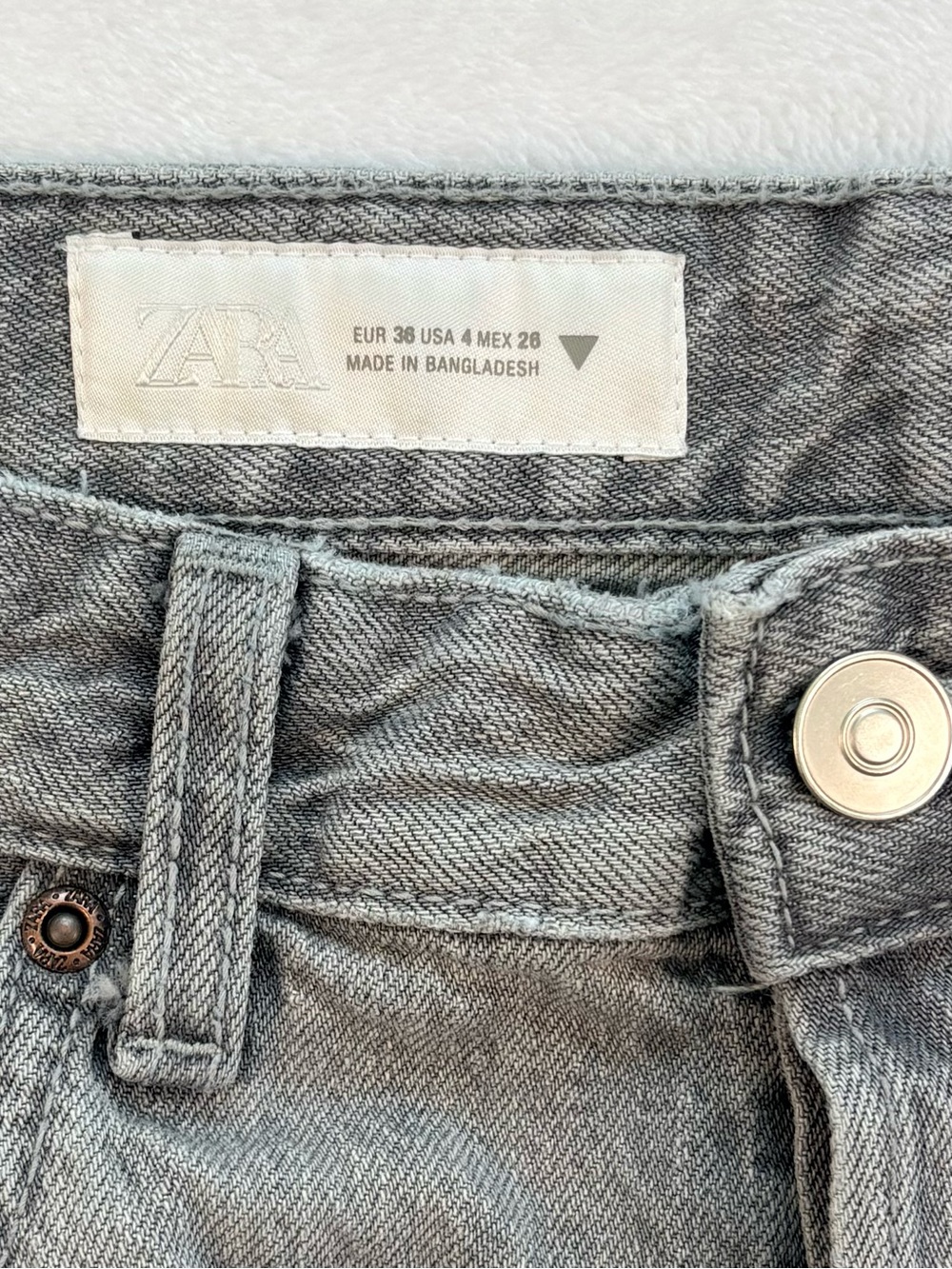 ZARA High Rise Straight Leg Gray Wash Button Fly Jeans Size 4 100% Cotton Denim - Picture 3 of 7